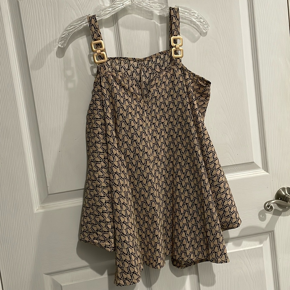 NWOT Women’s cute blou with gold colored acc on both straps and butterfly arms.
